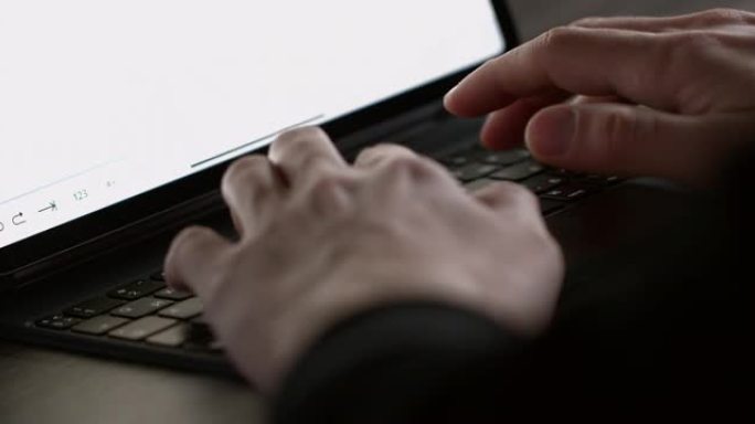 双手在黑色优雅的笔记本电脑上慢动作打字的特写镜头