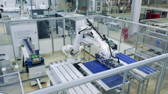 机器人机构正在将成排的太阳能电池放在一起