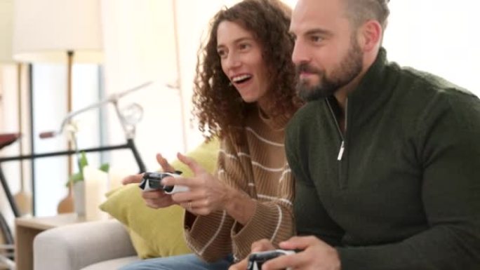 游戏，夫妻和视频游戏，女人和男人在家里竞争的同时玩在线游戏。微笑、控制和控制台，快乐的男女玩家享受乐