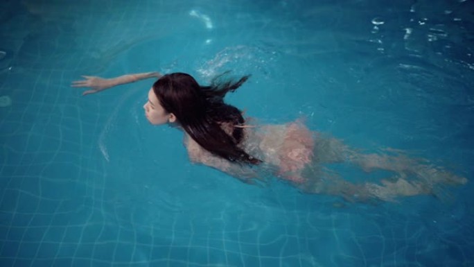在游泳池放松