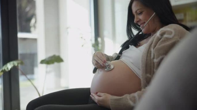怀孕后期的DS妇女使用听诊器听到婴儿的心跳