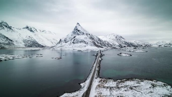 挪威罗弗敦群岛的Fredvang桥梁和Volandstind山区冬季海岸线的航拍