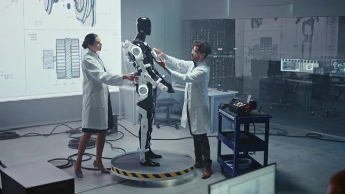 在机器人技术开发实验室中，各种工程师团队致力于仿生外骨骼原型。科学家设计动力装甲服以帮助残疾人和辛勤