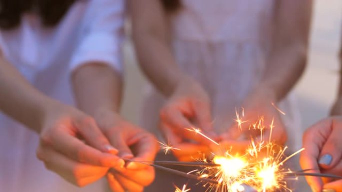 一群朋友在海滩上庆祝节日