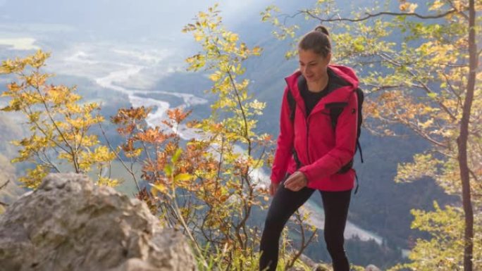 健康的女人保持健康的生活方式，在山上徒步旅行