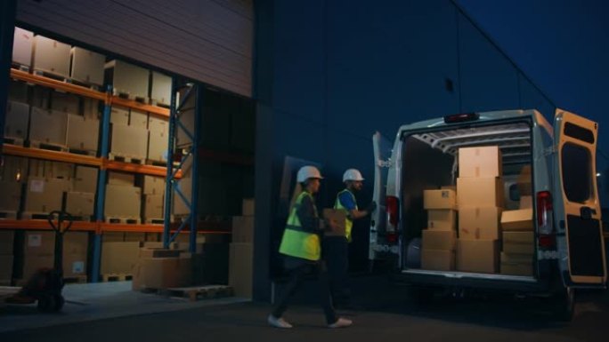 物流配送仓库之外，不同的工人团队开始用纸板箱装载送货卡车。在线订单、采购、电子商务商品、供应链。晚上