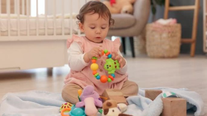 婴儿，家庭和感官玩具的孩子学习知识，成长和运动技能的经验。一所房子里的小女孩在房间里触摸、玩耍和咀嚼
