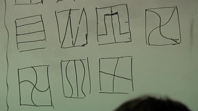高中老师向阿根廷公立学校的学生解释电路图。特写。
