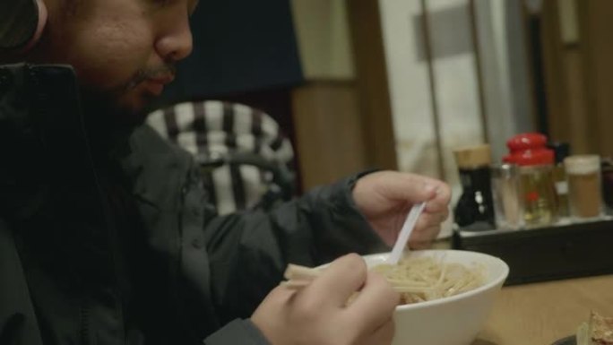 潮人在日本吃传统食物。