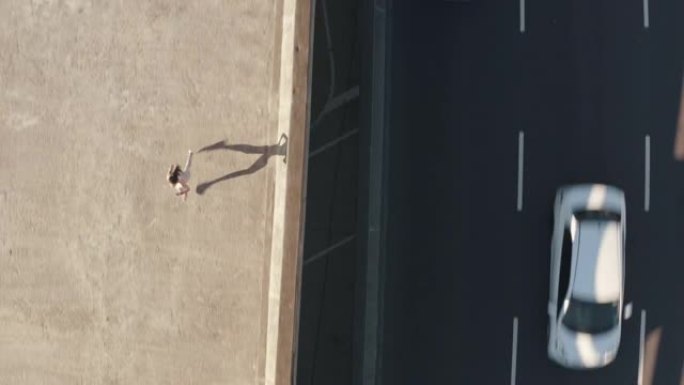 4k视频片段，一名年轻女子在城市的一座桥上奔跑