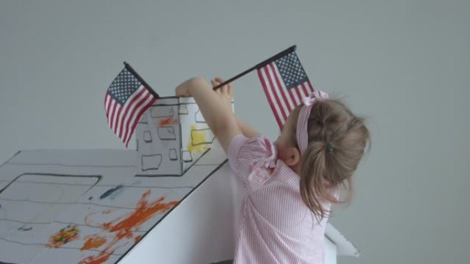 玩美国国旗玩具屋的女婴，慢动作