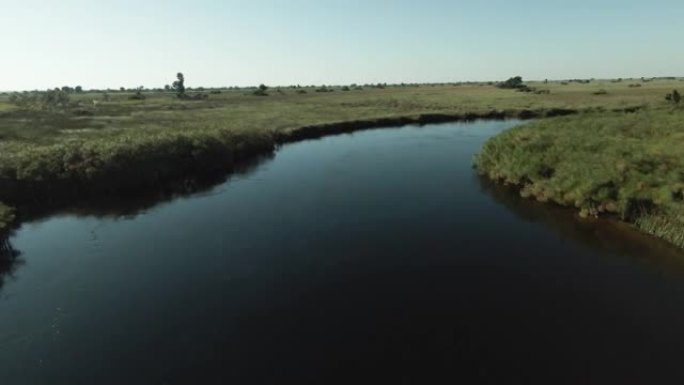 空中视点飞越奥卡万戈三角洲美丽风景优美的弯曲图案水道和泻湖