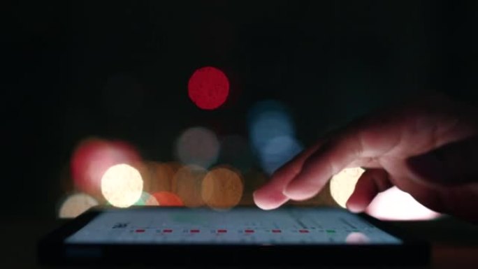 女人晚上使用数字平板电脑