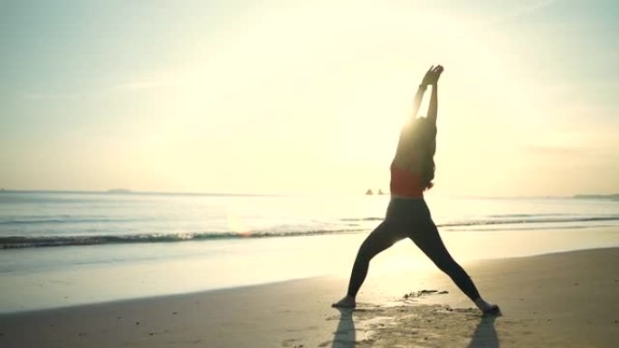海滩上的运动女性瑜伽