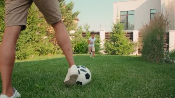 爸爸和儿子在后院踢足球