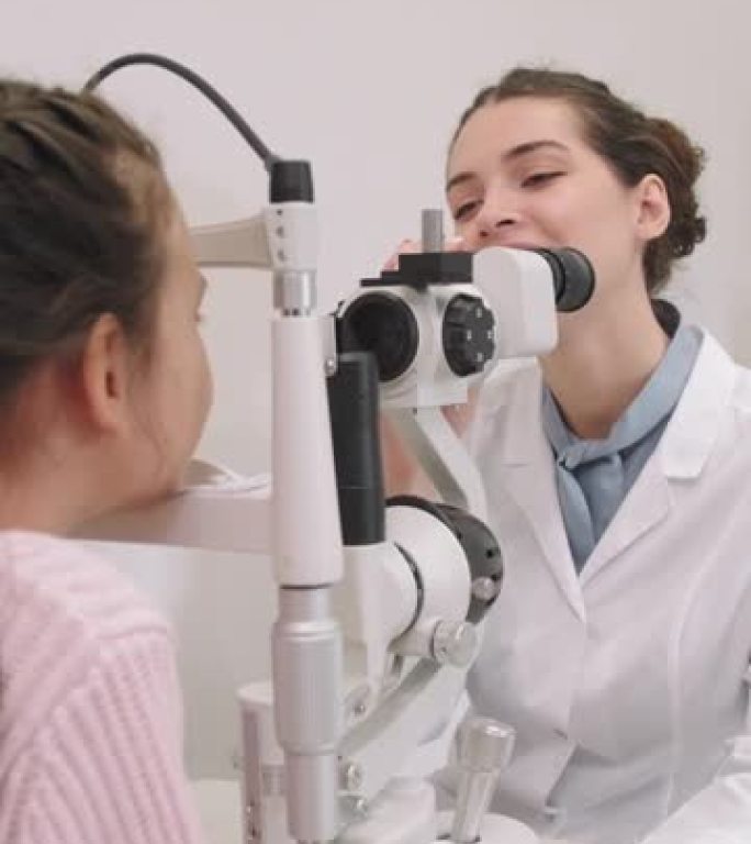 女性眼科医生在临床做眼科检查