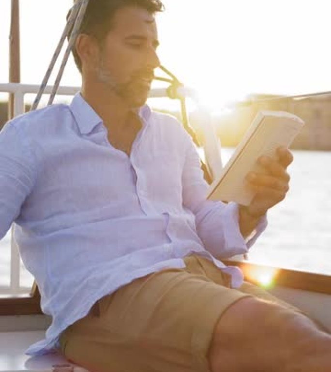 日落时在船上看书的人