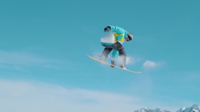 时间扭曲: 男性滑雪者在空中飞行并进行旋转抓斗