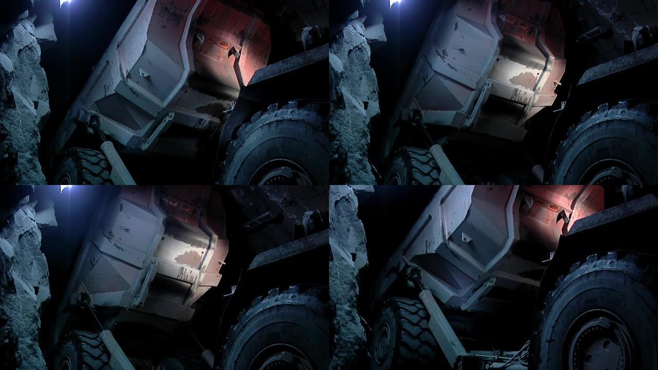 阿根廷圣克鲁斯省里约图尔比奥煤矿内的地下采矿自卸车。