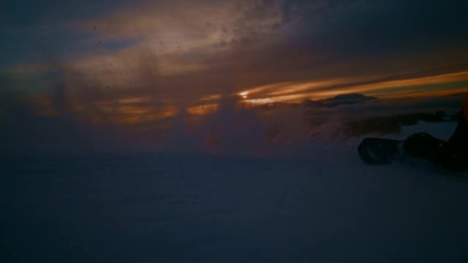 滑雪者在黄昏时在斜坡上雕刻的超级SLO MO时间扭曲