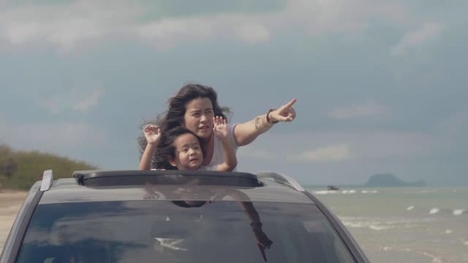 一家人开车经过海滩。