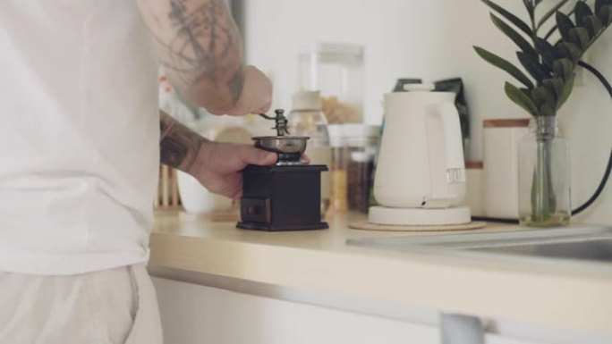 时髦的人使用咖啡研磨机