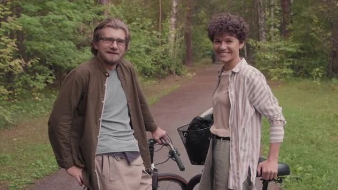 年轻的运动型自行车夫妇的肖像