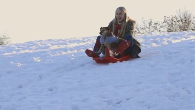 她内心年轻!滑冰雪运动冬天小狗下雪冰天雪