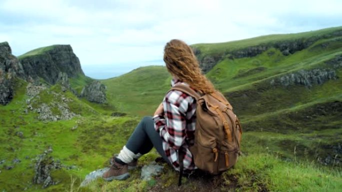 4k视频片段，一名妇女在山上徒步旅行时休息