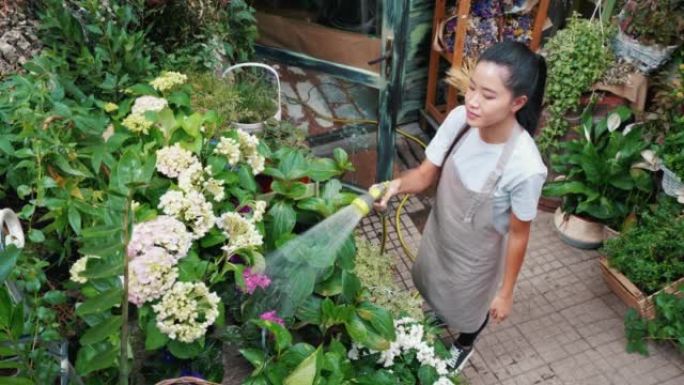 女花店从浇花开始新的一天。