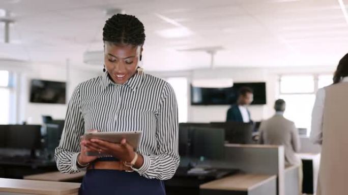 平板电脑，研究和设计与一个商业黑人妇女在她的办公室使用互联网工作。创意，创新和搜索与女性员工工作规划