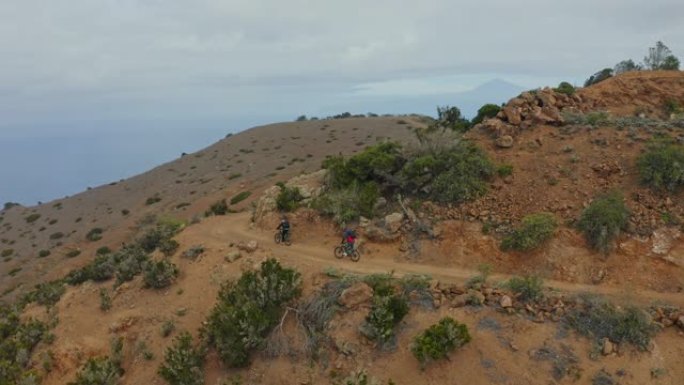 在西班牙加那利群岛的山路上骑车的人
