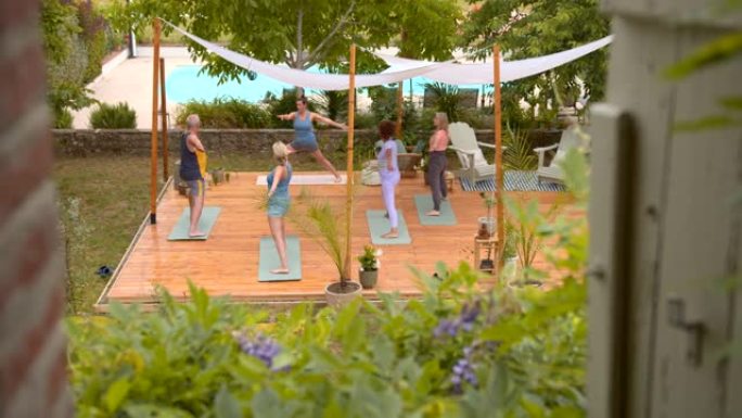 法国静修瑜伽课外国人锻炼身体有氧运动