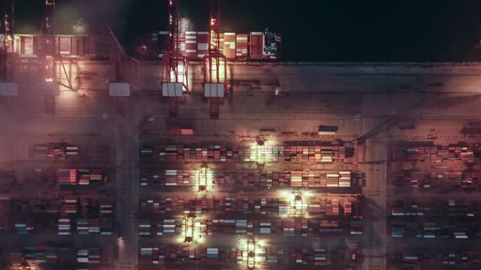 T/L PAN繁忙的工业港口，带集装箱船，黄昏到夜晚过渡