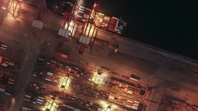 带集装箱船的繁忙工业港口的T/L鸟瞰图，黄昏到夜晚的过渡