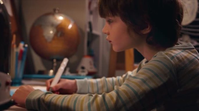 梦见旅行。可爱的创意小男孩在家里的桌子上画画，想象未来的职业。