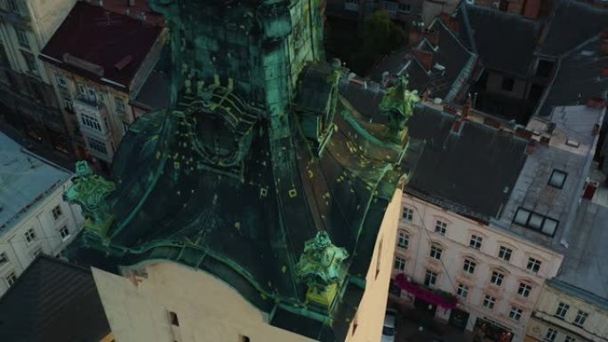 乌克兰利沃夫古铜色覆盖的正宗拉丁大教堂尖顶的高角度航拍，欧洲老城遗产