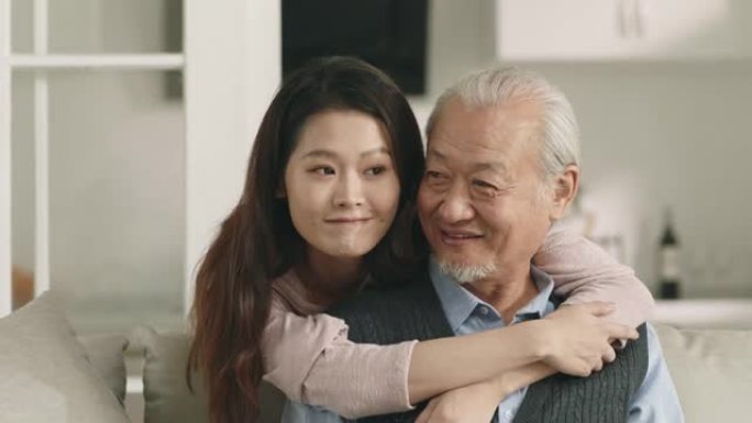 亚洲成年女儿在家与资深父亲聊天