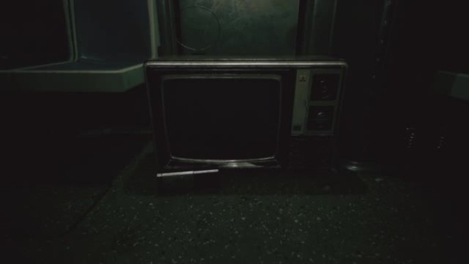 地铁内部，地板上有一台废弃的电视。4k分辨率。