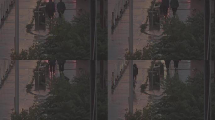 在暴风雨中建立步行交通的镜头。