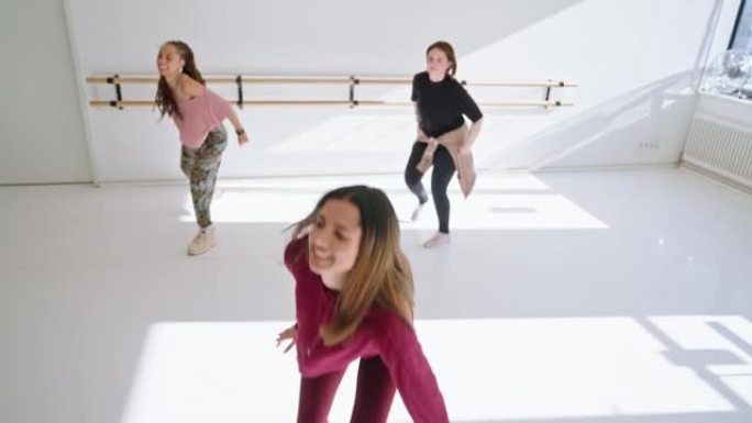 一群在健身工作室跳尊巴舞的妇女