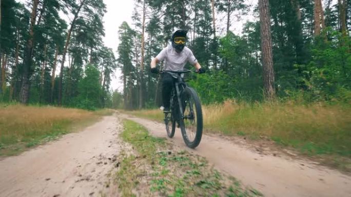 Bmx骑手在沿着森林骑行时正在做特技