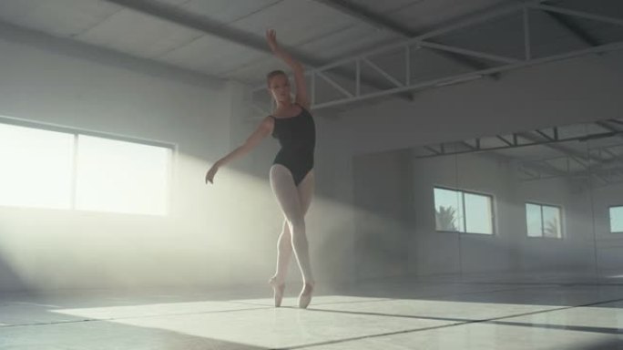 4k视频片段，一名年轻女子在芭蕾舞工作室跳舞