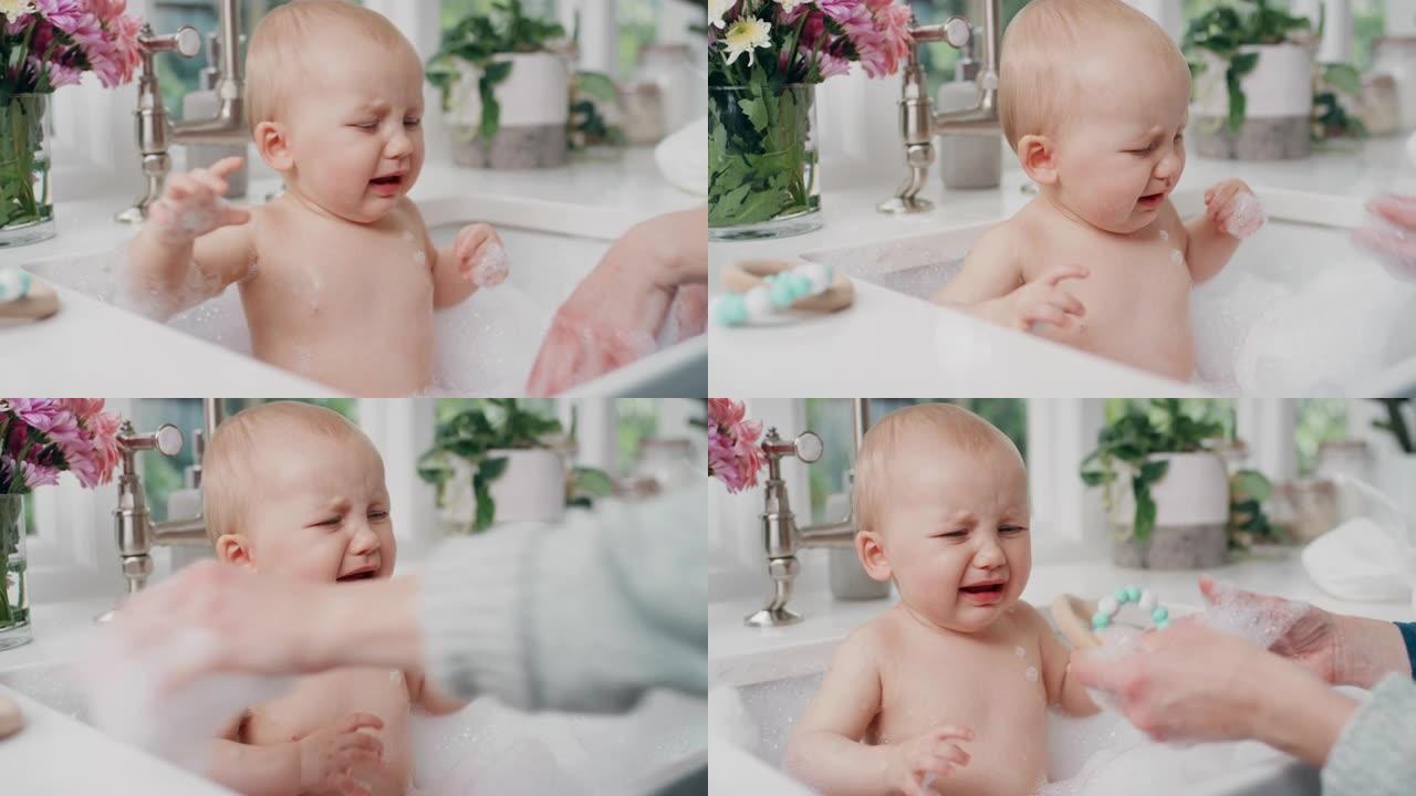 母亲洗澡哭泣的婴儿和妈妈洗小婴儿发脾气