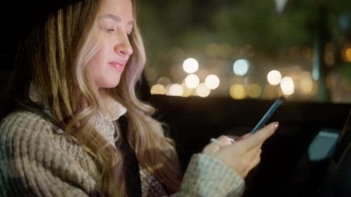 女人晚上在车里用手机发短信