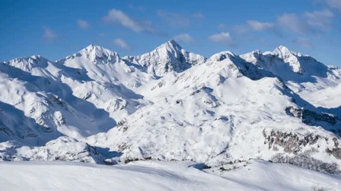 从滑雪胜地的升降椅上看到积雪覆盖的山脉