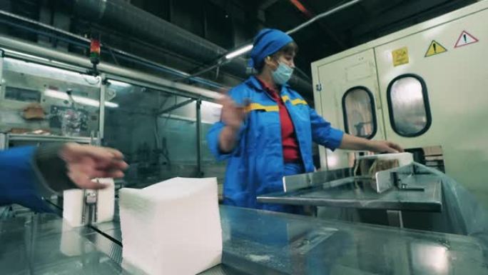 工厂女工将面巾纸放在传送带上