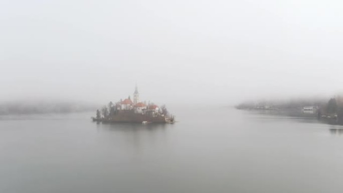 空中: 布莱德湖中部的田园诗般的岛屿被浓雾包围。