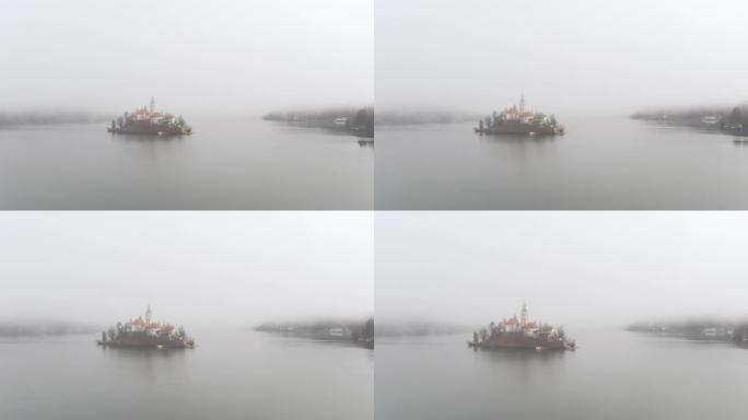 空中: 布莱德湖中部的田园诗般的岛屿被浓雾包围。