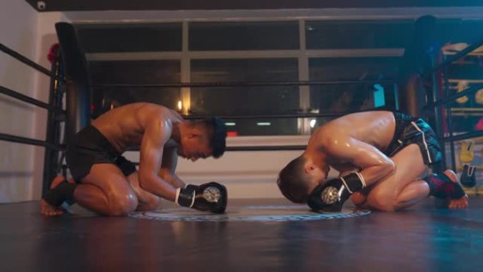 2名亚洲泰拳拳击手在比赛开始前互相鞠躬祈祷仪式